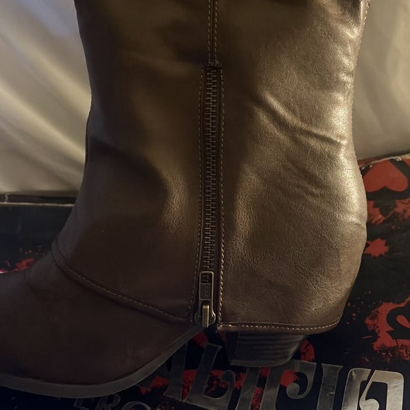 Fergalicious boots, Ledge by Fergie boots, size: 9.5 M, Color: Brown - Picture 5 of 15